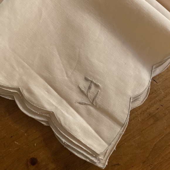 Linen Napkins Stitched Scalloped Edges Set of Eight - Picture 2 of 13